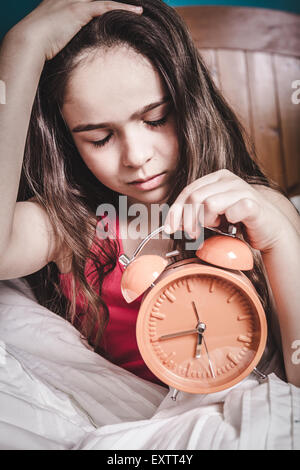 Teen sleepy ragazza di svegliarsi nel letto Foto Stock