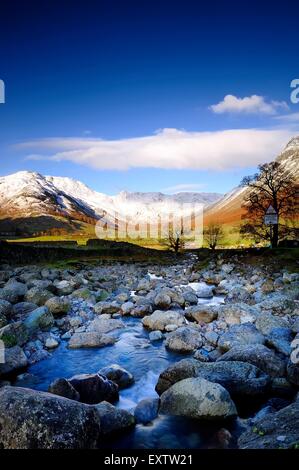 Neve oltre il Fells della valle Mickleden Foto Stock