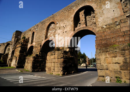 Italia, Roma, porta maggiore, antico acquedotto romano Foto Stock