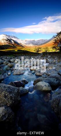 Neve oltre il Fells della valle Mickleden Foto Stock