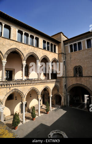 Italia, Lazio, Tarquinia, Palazzo Vitelleschi, Museo Nazionale Etrusco, cortile Foto Stock