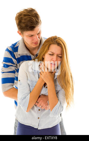 Accoppiare la dimostrazione di primo soccorso tecniche mediante l uomo eseguendo heimlich sul soffocamento femmina Foto Stock