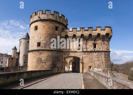 I tedeschi' porta dal XIII secolo, uno degli ultimi il ponte medievale castelli trovati in Francia, Metz, Lorena, Foto Stock