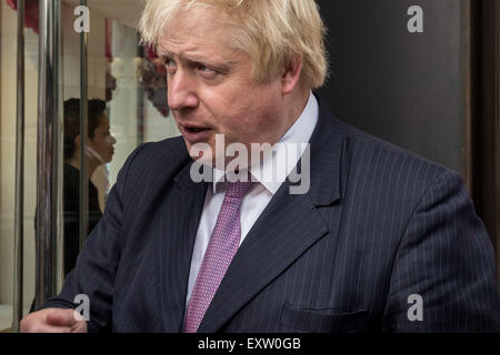 Londra, Regno Unito. 16 Luglio, 2015. Il sindaco Boris Johnson ha intervistato su Bond Street Credit: Guy Corbishley/Alamy Live News Foto Stock