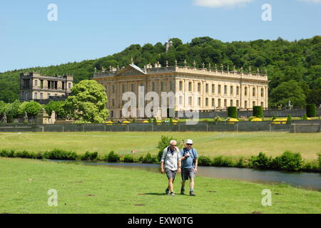 Due uomini a piedi lungo le rive del Fiume Derwent da Chatsworth House nel distretto di picco su un glorioso giorno di estate, DERBYSHIRE REGNO UNITO Foto Stock