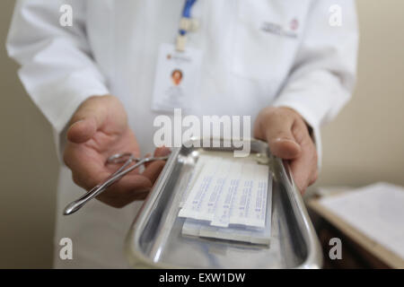 (150716) -- SAO PAULO, luglio 16, 2015 (Xinhua) -- Immagine presa sulla luglio 15, 2015 mostra un medico preparando per una seduta di agopuntura, in corrispondenza di una sanità pubblica centro del sistema sanitario unificato (SUS) in Sao Paulo, Brasile. Secondo il Ministero della Sanità di Sao Paulo, l'agopuntura, una componente della medicina tradizionale cinese è stata introdotta a livello pubblico heath centri in città nel 2001. Seguendo le raccomandazioni dell'Organizzazione mondiale della sanità (OMS), il Brasile ha approvato nel 2006 la "Politica nazionale di integrativa e pratiche complementari' quando l'agopuntura e altri "medicina complementare" p Foto Stock