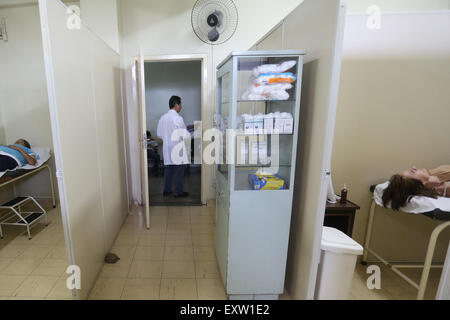 (150716) -- SAO PAULO, luglio 16, 2015 (Xinhua) -- Immagine presa sulla luglio 15, 2015 mostra un paziente in attesa di ricevere un trattamento di agopuntura presso un pubblico centro per la salute del sistema sanitario unificato (SUS) in Sao Paulo, Brasile. Secondo il Ministero della Sanità di Sao Paulo, l'agopuntura, una componente della medicina tradizionale cinese è stata introdotta a livello pubblico heath centri in città nel 2001. Seguendo le raccomandazioni dell'Organizzazione mondiale della sanità (OMS), il Brasile ha approvato nel 2006 la "Politica nazionale di integrativa e pratiche complementari' quando l'agopuntura e altri "Complementary medi Foto Stock