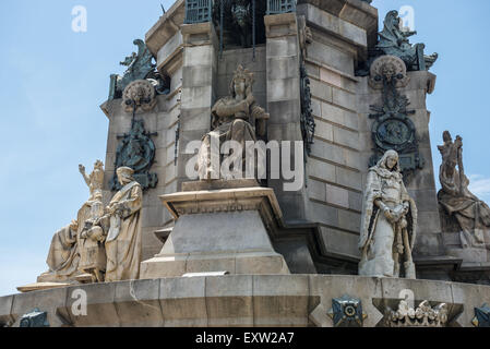 Le statue sulla base del monumento a Colombo in corrispondenza della estremità inferiore della Rambla street a Barcellona, Spagna Foto Stock