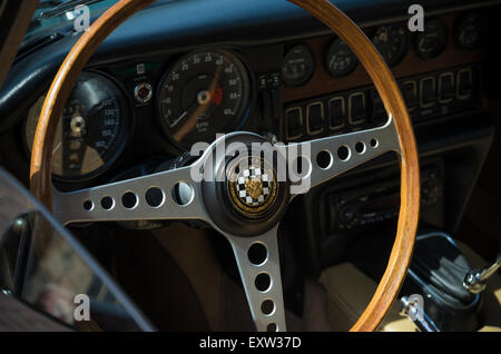 Interno di una Jaguar E-type durante il XIV orange tour. Questo tour annuale ha luogo durante il compleanno del re celebrazioni, Foto Stock