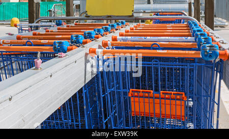 Carrelli di shopping nella riga Foto Stock