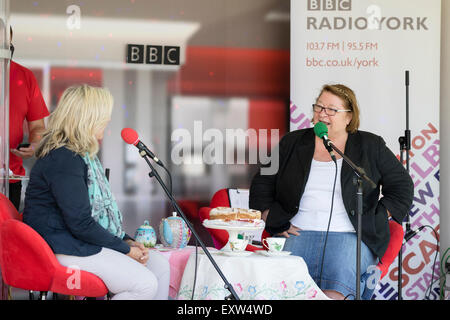 Harrogate, North Yorkshire, Regno Unito. Il 15 luglio 2015 Rosemary Shrager intervistata da georgey spanswick su radio york al G Foto Stock