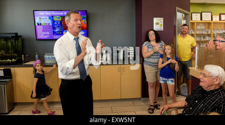 Urbandale, Iowa, USA. 16 Luglio, 2015. Ex Governatore del Maryland e la corrente il candidato presidenziale.Martin O'MALLEY campagne a Medicap Pharmacy.(Immagine di credito: © Brian Cahn tramite filo di ZUMA) Credito: ZUMA Press, Inc./Alamy Live News Foto Stock