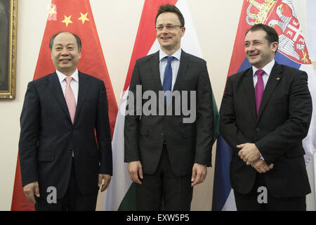 (150717) -- BUDAPEST, 17 luglio 2015 (Xinhua) -- Wang Xiaotao (L), vice direttore di sviluppo a livello nazionale e la commissione per la riforma della Cina, Peter Szijjarto (C), ministro ungherese degli Affari Esteri e del commercio e Dejan Trifunovic, Segretario di Stato al Ministero per la costruzione, i trasporti e le infrastrutture di Serbia, posa per una foto in Budapest, Ungheria, 16 luglio 2015. La costruzione di una rampa di Budapest-Belgrade upgrade potrebbe ottenere in corso prima della fine dell'anno, secondo la conferenza stampa in seguito alla riunione del Hungarian-Serbian-cinese di gruppo di lavoro a Budapest il Giovedì Foto Stock