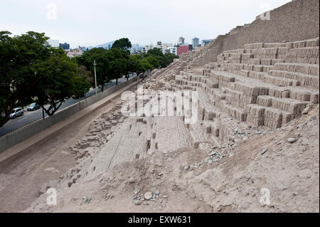 Piramide di Huaca Pucllana Foto Stock