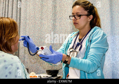 Miami Beach Florida, Mount Mt. Sinai Medical Center,centro,ospedale,infermiera,donne ispaniche,paziente,FL150131003 Foto Stock