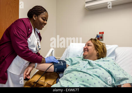 Miami Beach Florida, Mount Mt. Sinai Medical Center,centro,ospedale,infermiera,donne ispaniche,paziente,temperatura nera,pressione sanguigna,FL150131 Foto Stock