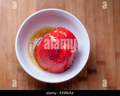 Dalla vista sopra di rosso pepe dolce nel recipiente Foto Stock