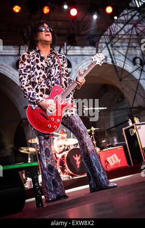 Brescia, Italia 11 luglio, 2015. Billy Idol suona dal vivo in Piazza della Loggia © Roberto Finizio/Alamy Live News Foto Stock