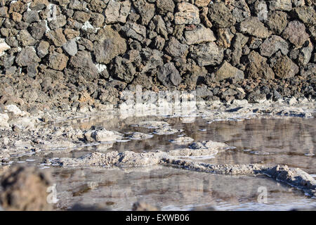 Sale dal mare che non sono state evaporate lungo le saline di Fuencaliente, La Palma, Spagna. Foto Stock