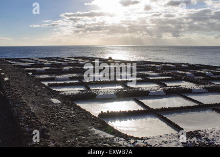 Sale dal mare che sono stati evaporati lungo le saline di Fuencaliente, La Palma, Spagna. Foto Stock