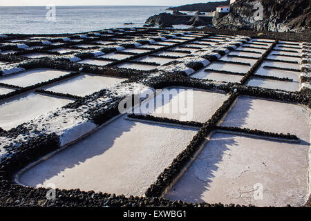 Sale dal mare che sono stati evaporati lungo le saline di Fuencaliente, La Palma, Spagna. Foto Stock