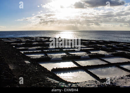 Sale dal mare che sono stati evaporati lungo le saline di Fuencaliente, La Palma, Spagna. Foto Stock