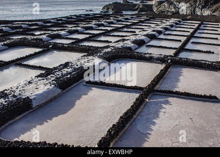 Salt dal mare che sono stati evaporati lungo le saline di Fuencaliente, La Palma, Spagna. Foto Stock