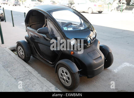 Ajaccio, Francia - 30 Giugno 2015: Nero Renault Z.E. tutti elettrici auto sulla strada in Ajaccio Corsica Foto Stock