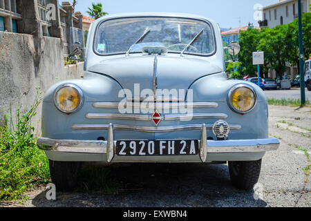 Ajaccio, Francia - luglio 6, 2015: Light blue Renault 4CV old-timer auto economia sta parcheggiato su una strada in città francese, anteriore v Foto Stock
