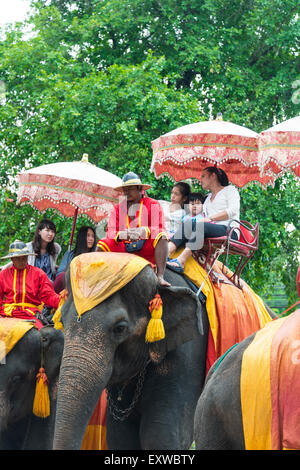 I turisti a cavallo di un elefante decorato, Ayutthaya, Thailandia Foto Stock