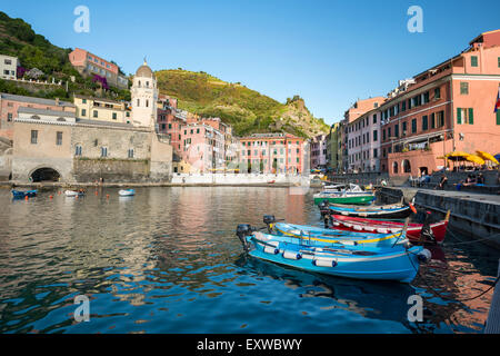 Barche da pesca in porto, Vernazza, Sito Patrimonio Mondiale dell'UNESCO, il Parco Nazionale delle Cinque Terre, la Riviera di Levante, Liguria Foto Stock