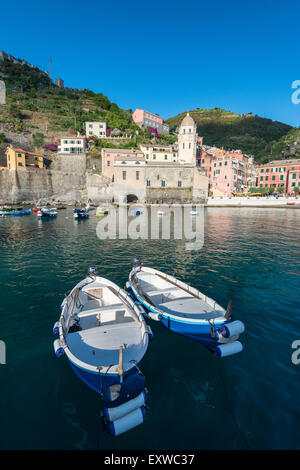 Barche da pesca in porto, Vernazza, Sito Patrimonio Mondiale dell'UNESCO, il Parco Nazionale delle Cinque Terre, la Riviera di Levante, Liguria Foto Stock