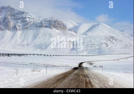 Oleodotto da Prudhoe Bay a Valdez in inverno artico lungo la Dalton Highway, raggio Road, Alaska, STATI UNITI D'AMERICA Foto Stock