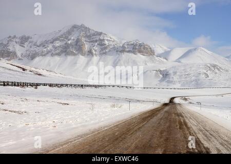 Oleodotto da Prudhoe Bay a Valdez in inverno artico lungo la Dalton Highway, raggio Road, Alaska, STATI UNITI D'AMERICA Foto Stock