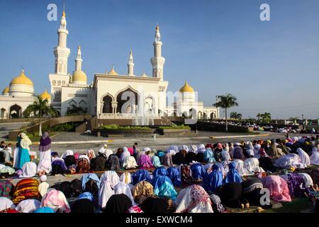 A Cotabato City, Filippine. 17 Luglio, 2015. I musulmani assiste la preghiera congregazionale alla Grande Moschea di Cotabato City, nella parte Sud delle Filippine. I musulmani in tutto il mondo celebra la fine del Ramadan. Credito: Dante Dennis V. Diosina Jr/Pacific Press/Alamy Live News Foto Stock