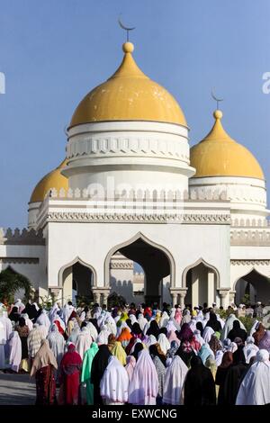 A Cotabato City, Filippine. 17 Luglio, 2015. I musulmani assiste la preghiera congregazionale alla Grande Moschea di Cotabato City, nella parte Sud delle Filippine. I musulmani in tutto il mondo celebra la fine del Ramadan. Credito: Dante Dennis V. Diosina Jr/Pacific Press/Alamy Live News Foto Stock