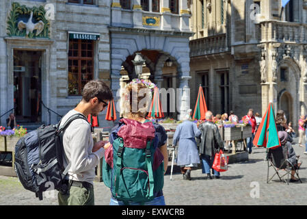 I turisti stranieri che scattare foto sulla Grand Place venerdì 10 luglio, 2015. Questo giorno gigante zona pedonale espanso in Bruxelles aroun Foto Stock