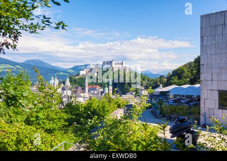 Vista da Moenchsberg alla città vecchia di Salisburgo, Austria Foto Stock