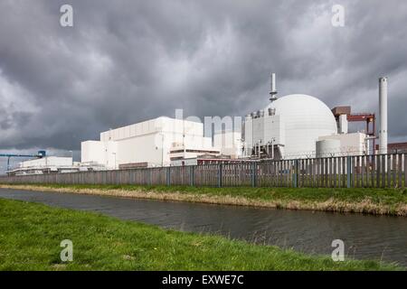 Nuvole scure su Brokdorf centrale nucleare, Schleswig-Holstein, Germania Foto Stock