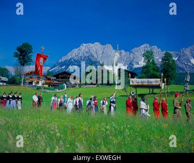 Processione del Corpus Domini a Wilder Kaiser, andando, Tirolo, Austria Foto Stock