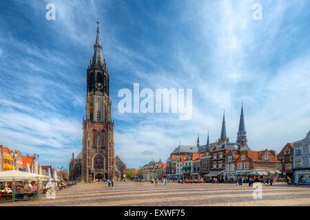 La piazza del mercato con la Nieuwe Kerk di Delft, Paesi Bassi Foto Stock