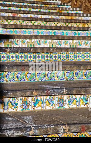 Piastrelle dipinte a mano la Scalinata di Santa Maria del Monte, Caltagirone, Sicilia, Italia Foto Stock