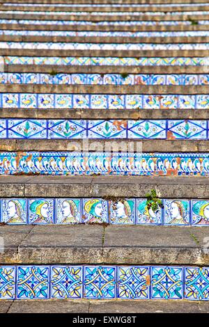 Piastrelle dipinte a mano la Scalinata di Santa Maria del Monte, Caltagirone, Sicilia, Italia Foto Stock