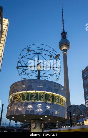 Orologio mondiale e la torre della televisione, Alexanderplatz di Berlino, Germania, Europa Foto Stock