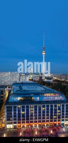 Municipio Rosso e la torre della televisione di Alex, Alexanderplatz di Berlino, Germania, Europa Foto Stock