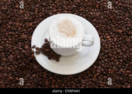 Tazza di caffè in chicchi di caffè Foto Stock