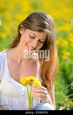 Giovane donna sorridente in telecamera, Baviera, Germania, Europa Foto Stock