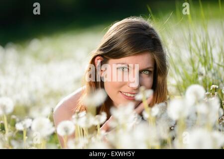 Giovane donna in un prato, Baviera, Germania, Europa Foto Stock