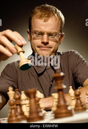 Maestro di scacchi facendo mossa intelligente Foto Stock