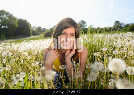 Giovane donna in un prato, Baviera, Germania, Europa Foto Stock